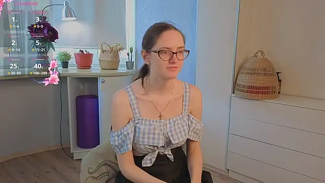 EstelaWeninger online show from July 21, 2026, 4:04 am