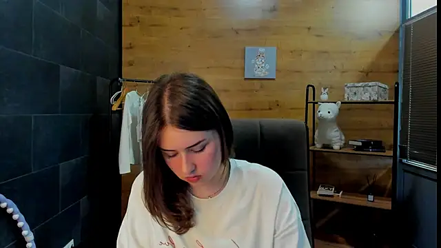 Snapshot of PaulineeJones chatting on June 9, 2026, 9:10 am PaulineeJones online show from June 9, 2026, 9:10 am