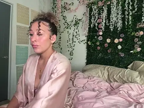 LyraCovee online show from June 7, 2026, 2:37 am