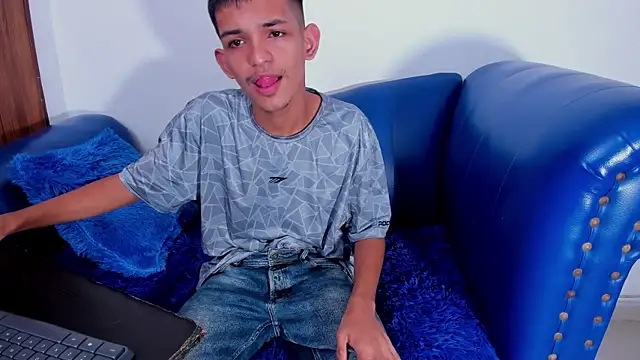 Snapshot of littlecum18 chatting on June 24, 2026, 12:48 pm littlecum18 online show from June 24, 2026, 12:48 pm