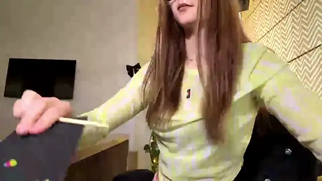 AvrilGillig online show from June 16, 2026, 1:14 pm