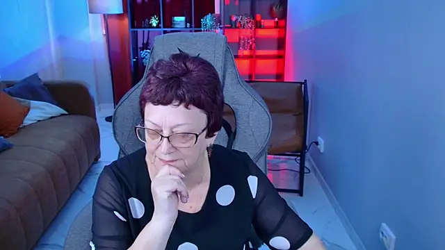 IsoldeMirevain online show from June 14, 2026, 8:38 am
