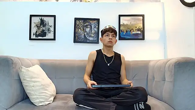 BLACK AND WHITET online show from June 10, 2026, 1:39 am