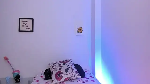 LauraToro  online show from February 20, 2026, 9:15 pm