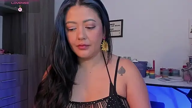 LauraToro  online show from May 4, 2026, 9:11 pm