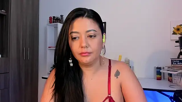 LauraToro  online show from June 13, 2026, 9:13 pm