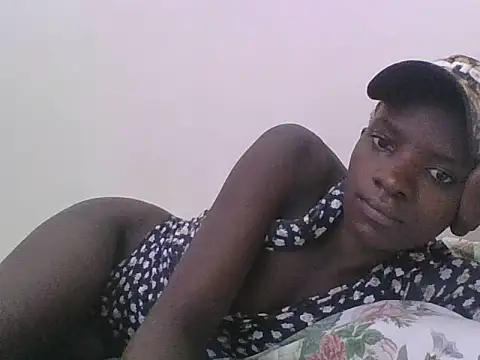 Snapshot of ebonypetite2 chatting on July 13, 2026, 5:43 am ebonypetite2 online show from July 13, 2026, 5:43 am