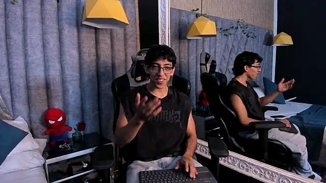 JuliaanRoss online show from July 29, 2026, 8:29 pm