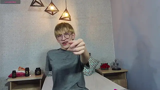 axell stone  online show from June 16, 2026, 8:55 pm
