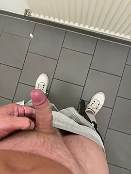 Leon42xxx online show from August 4, 2026, 8:39 am
