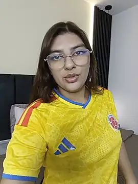 IsisRosee online show from July 7, 2026, 12:09 pm