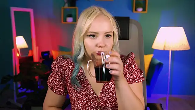 stellawatts online show from June 16, 2026, 8:06 am