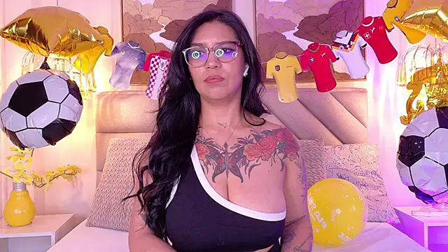Sharlot18 online show from June 19, 2026, 12:31 pm