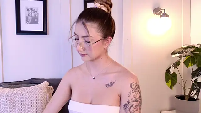 Alanna DH online show from July 4, 2026, 7:42 pm