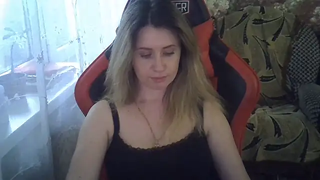 KiraKisskiss online show from June 16, 2026, 1:58 pm