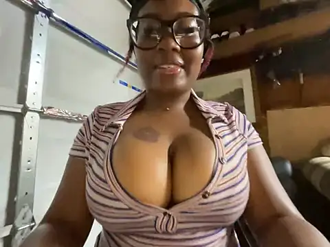 Snapshot of bighettobooty chatting on July 23, 2026, 6:22 am bighettobooty online show from July 23, 2026, 6:22 am