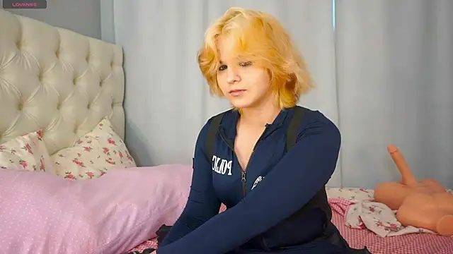Snapshot of KristaLeenz chatting on June 23, 2026, 11:58 pm KristaLeenz online show from June 23, 2026, 11:58 pm