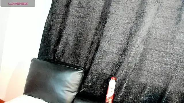 Snapshot of love_amor_ chatting on April 23, 2026, 9:39 pm love amor online show from April 23, 2026, 9:39 pm