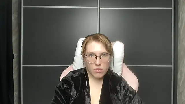 Reginasmilee online show from February 4, 2025, 4:08 pm