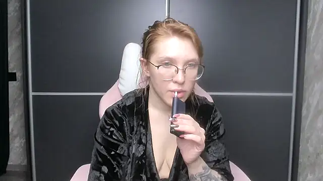 Reginasmilee online show from February 4, 2025, 7:11 pm