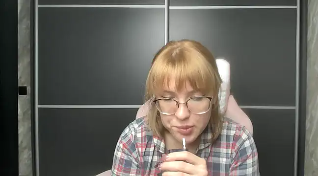 Reginasmilee online show from February 7, 2025, 9:37 am