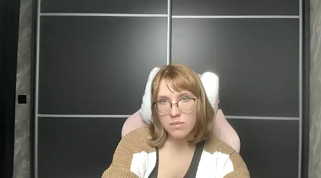 Reginasmilee online show from February 8, 2025, 1:33 pm