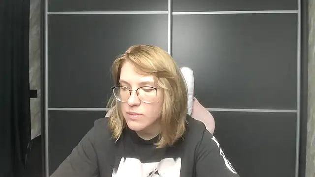 Reginasmilee online show from February 11, 2025, 7:02 am