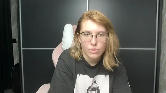 Reginasmilee online show from February 11, 2025, 11:43 am