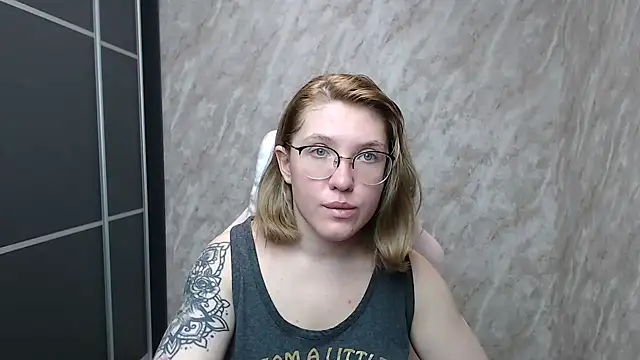 Reginasmilee online show from February 14, 2025, 11:42 am