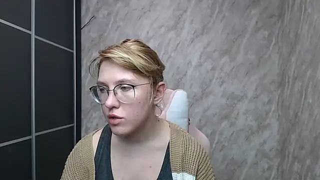 Reginasmilee online show from February 15, 2025, 3:39 pm