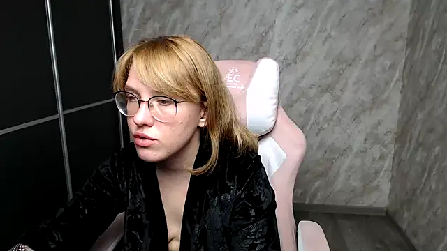 Reginasmilee online show from March 15, 2025, 5:26 pm