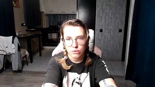 Reginasmilee online show from September 18, 2025, 12:01 am