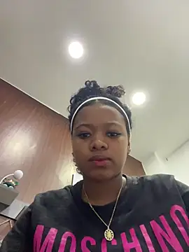 Isa Giraldo1 online show from June 23, 2026, 10:41 pm