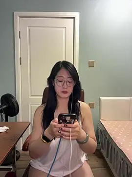 weiwei103 online show from June 26, 2026, 2:32 pm