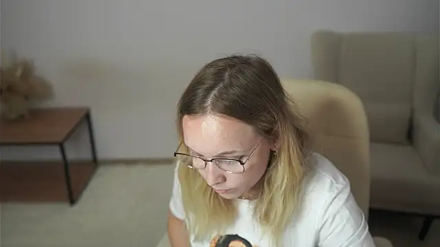 OraliaRokusek online show from July 6, 2026, 3:03 pm