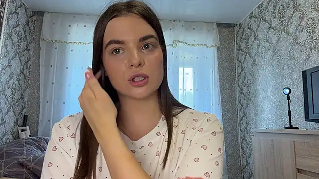 LouraOnsurez online show from July 11, 2026, 2:31 pm