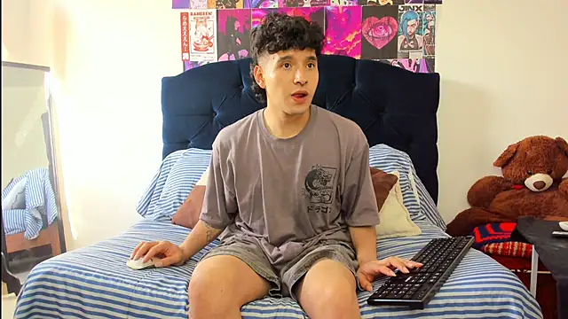 ZOREN33 online show from July 15, 2026, 8:36 pm