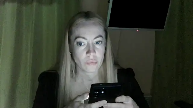 Snapshot of LensyTourels chatting on July 17, 2026, 5:18 pm LensyTourels online show from July 17, 2026, 5:18 pm