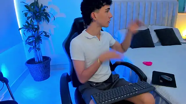 angel cmlo online show from July 22, 2026, 9:17 pm