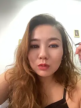 Elowen-520 online show from August 3, 2026, 9:07 pm