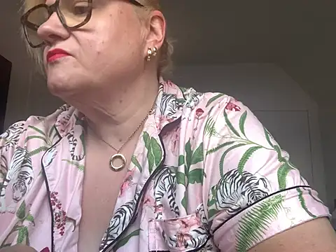 ExperiencedCurvyBelle online show from August 6, 2026, 5:59 pm
