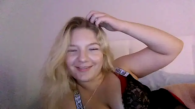 Snapshot of Blucakezz chatting on August 4, 2026, 8:50 am Blucakezz online show from August 4, 2026, 8:50 am