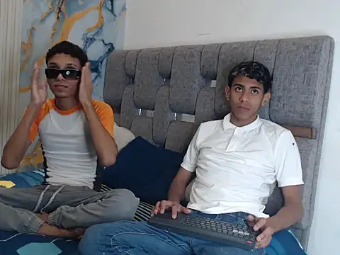 Snapshot of RED_ZONE_BOYS chatting on August 5, 2026, 2:42 pm RED ZONE BOYS online show from August 5, 2026, 2:42 pm