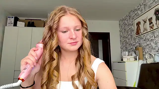 Snapshot of LisFris chatting on August 6, 2026, 7:43 am LisFris online show from August 6, 2026, 7:43 am