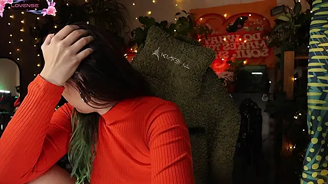 Snapshot of Dead_Butterfly chatting on October 21, 2025, 2:45 am Dead Butterfly online show from October 21, 2025, 2:45 am