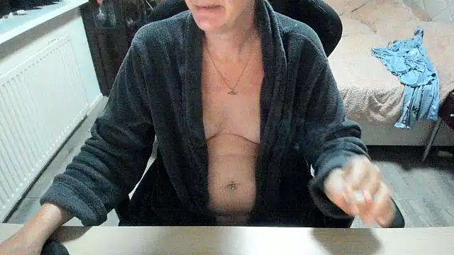 minoesje37 online show from November 1, 2025, 8:33 pm