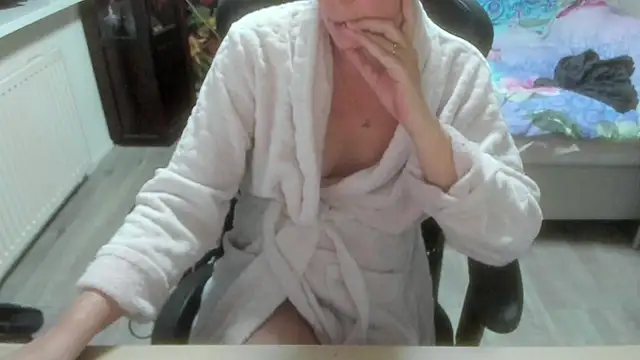 minoesje37 online show from January 12, 2026, 8:36 pm