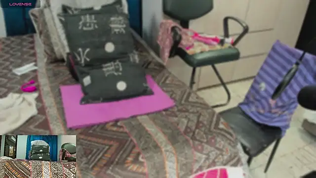 khloeHermaprodit3 online show from February 23, 2025, 9:26 pm