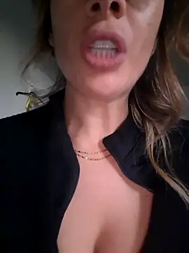 Snapshot of fammefatale1987 chatting on November 28, 2025, 3:36 pm fammefatale1987 online show from November 28, 2025, 3:36 pm