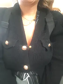 Snapshot of fammefatale1987 chatting on November 29, 2025, 2:42 pm fammefatale1987 online show from November 29, 2025, 2:42 pm